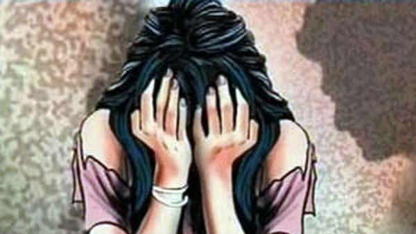 కాలేజీ నుంచి ఇంటికి వెళ్తుండగా...
