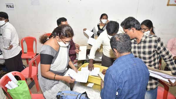 మున్సిపల్ ఎన్నికల్లో నామినేషన్లు వెయ్యకుండా అడ్డుకుంటున్నారా ? అనుమానం