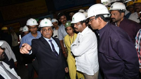 రోడ్డెక్కిన వైసీపీ ఎంపీలు..