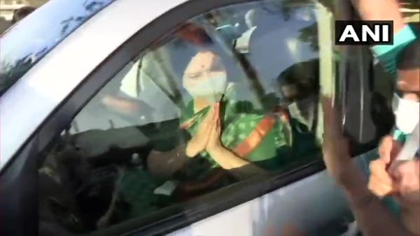 Karnataka: Expelled AIADMK leader VK Sasikala leaves for Tamil Nadu from Bengaluru Karnataka: Expelled AIADMK leader VK Sasikala leaves for Tamil Nadu from Bengaluru