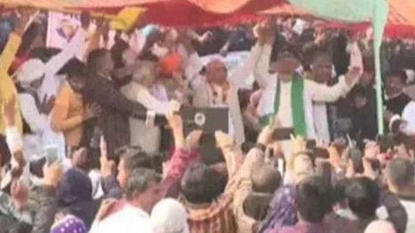The stage on which Rakesh Tikait and other farmer leaders were standing collapses in Haryana The stage on which Rakesh Tikait and other farmer leaders were standing collapses in Haryana