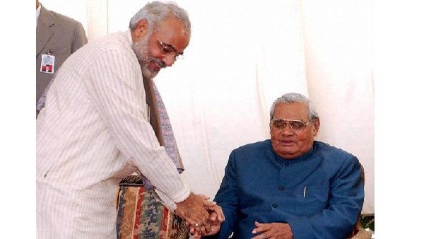 మోడీకి రాజధర్మం గుర్తు చేసిన వాజ్పేయ్