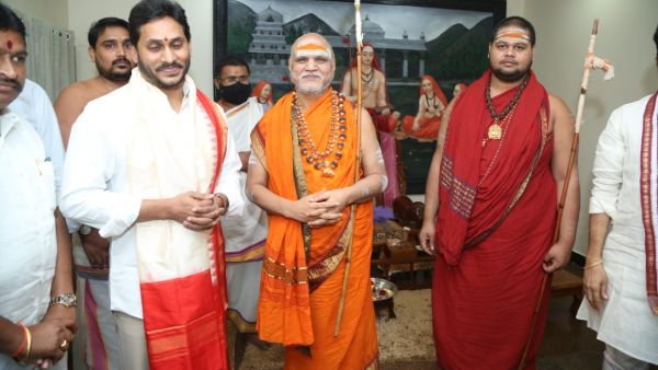 విశాఖ శారదా పీఠం వార్షికోత్సవాలలో పాల్గొన్న జగన్