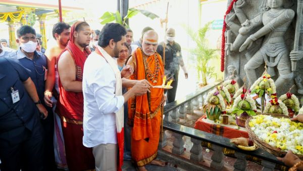 రాజశ్యామలా యాగంలో పాల్గొన్న జగన్ .. అమ్మవారికి ప్రత్యక పూజలు
