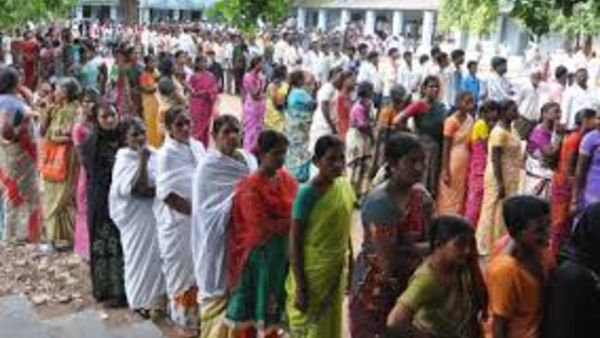 రోడ్లు సరిగా లేని కారణంగా గ్రామస్తుల పాట్లు .. పలువురు మరణించారని ఆవేదన