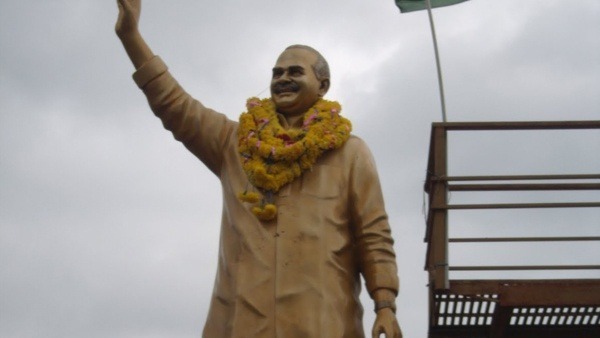 వైఎస్సార్ విగ్రహానికి పేడ పూసి అవమానం .. పోలీస్ స్టేషన్ లో వైసీపీ ఫిర్యాదు