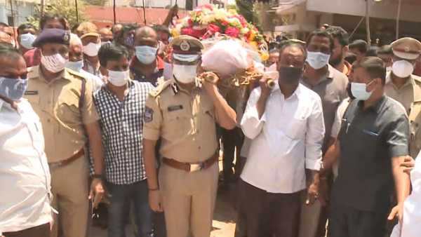 ఏఎస్ఐ పాడె మోసిన సజ్జనార్ ఆవేదన