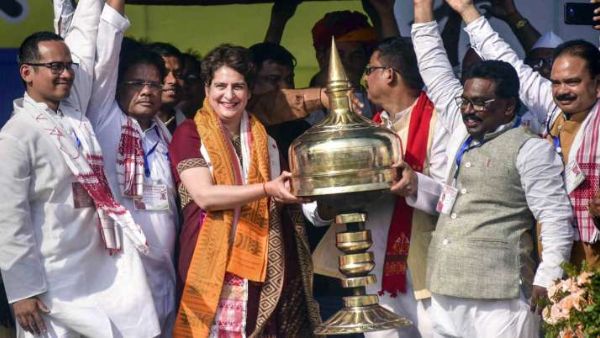 No CAA, 5 lakh jobs among congress 5 guarantees for Assam priyanka gandhi Plucked Tea Leaves No CAA, 5 lakh jobs among congress 5 guarantees for Assam priyanka gandhi Plucked Tea Leaves
