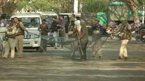 ప్రాణాలు గుప్పిట్లో పెట్టుకుని..