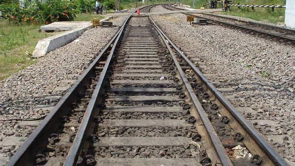 రైలు కిందపడి ప్రేమజంట ఆత్మహత్య