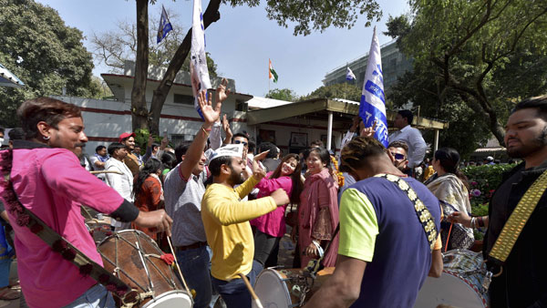 MCD bypolls: aap wins four wards congress wins one bjp loses MCD bypolls: aap wins four wards congress wins one bjp loses