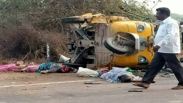 3 agriculture labourers killed, 7 injured in road accident in Warangal Rural 3 agriculture labourers killed, 7 injured in road accident in Warangal Rural