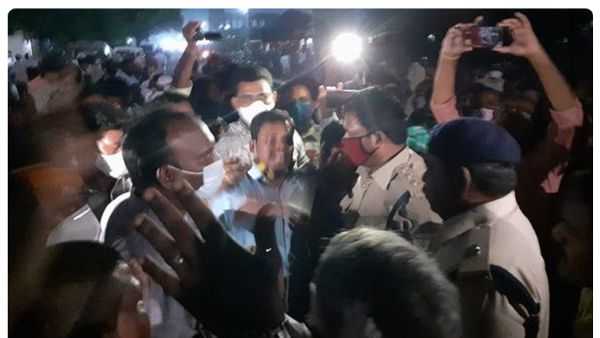 చీరాల రాజకీయాల్లో మారని వర్గపోరు .. ఆమంచి వర్సెస్ కరణం బలరాం