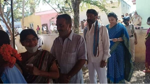Anantapur: Actor and TDP MLA Balakrishna cast his vote in Hindupur Anantapur: Actor and TDP MLA Balakrishna cast his vote in Hindupur
