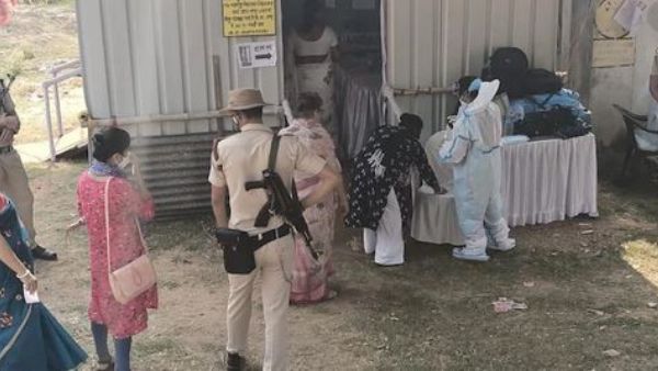 2 on poll duty injured in firing, 4 BJP workers hurt, TMC accuses BJP of capturing booths 2 on poll duty injured in firing, 4 BJP workers hurt, TMC accuses BJP of capturing booths