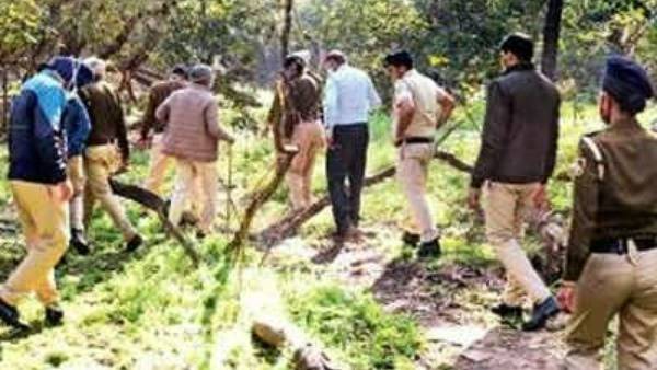 రోడ్డు పక్కన పొదల్లో అర్ధనగ్న స్థితిలో మృతదేహం..