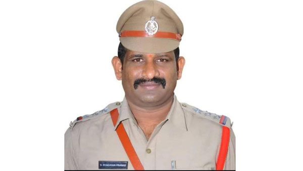 షటిల్ ఆడుతూ మధ్యలోనే కుప్పకూలిన సిఐ