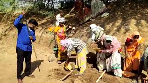కాళ్లకు చెప్పులు లేకుండానే...