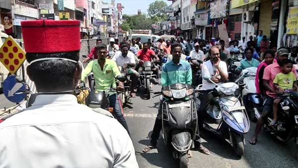 గుంటూరు అర్బన్ ఎస్పీ స్పెషల్ డ్రైవ్ .. మాస్క్ ధరించని ట్రాఫిక్ సిఐ