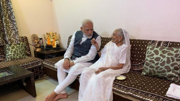 ప్రధాని తల్లి హీరాబెన్‌కు కరోనా వ్యాక్సిన్: మోడీ స్వయంగా..సంతోషంగా: వందేళ్ల వయస్సులో
