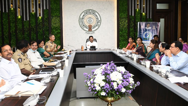 ఇద్దరు మహిళ కానిస్టేబుళ్లు..