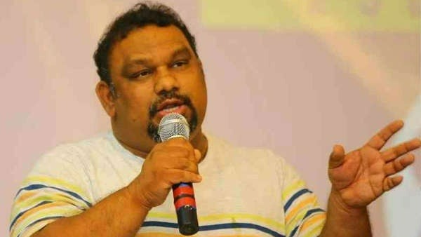 కత్తి మహేష్ దూరం