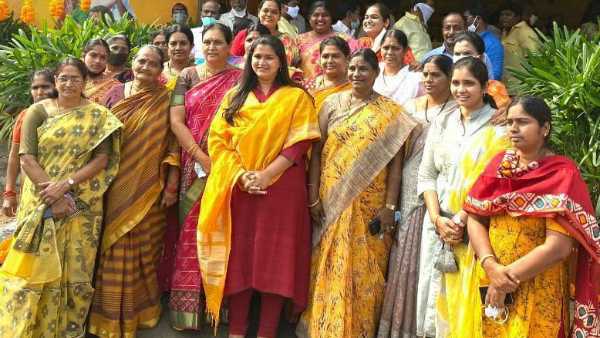 బోండా ఉమా ఇంటికి వెళ్ళిన కేశినేని శ్వేత .. కలిసి పని చేద్దామని విజ్ఞప్తి
