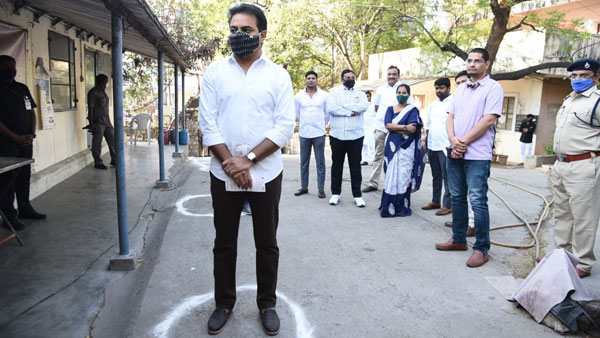 తొలి గంటలోనే ఓటు