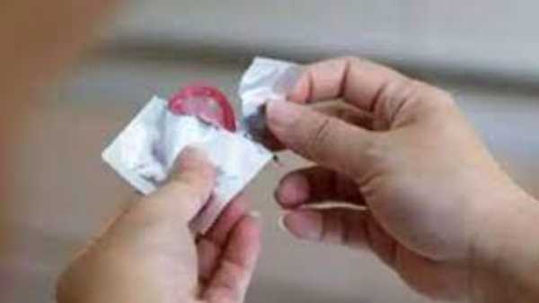 కండోమ్ మింగడంతో..