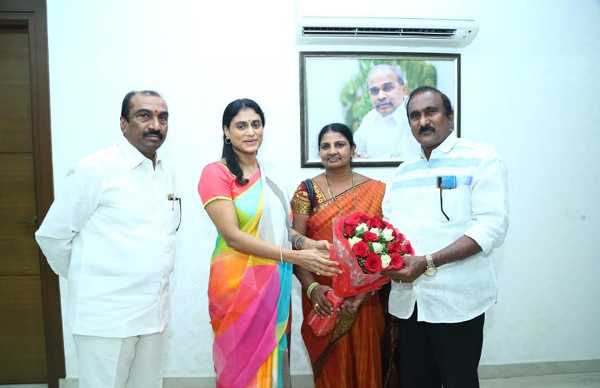 madhira municipal vice chairman vidyalatha quits trs and joins with ys sharmila madhira municipal vice chairman vidyalatha quits trs and joins with ys sharmila