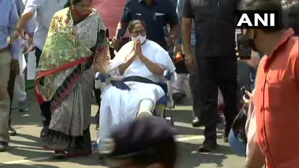 CM Mamata Banerjees roadshow on wheelchair begin at Kolkata CM Mamata Banerjees roadshow on wheelchair begin at Kolkata