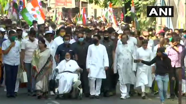 CM Mamata Banerjees roadshow on wheelchair begin at Kolkata CM Mamata Banerjees roadshow on wheelchair begin at Kolkata