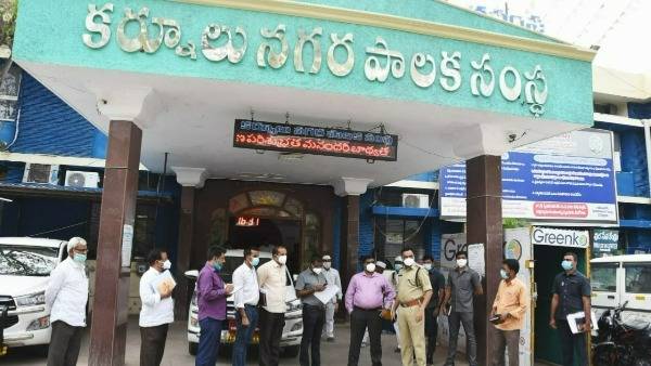 ap mayors and chairmans election- tension over tadipatri, dissent tones in vijayawada ycp ap mayors and chairmans election- tension over tadipatri, dissent tones in vijayawada ycp
