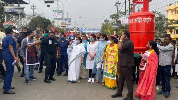 During PM Modi’s Kolkata rally, bengal CM Mamata holds protest rally on LPG price During PM Modi’s Kolkata rally, bengal CM Mamata holds protest rally on LPG price