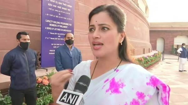 ఆమెను అనాల్సిన అవసరమేంటి?