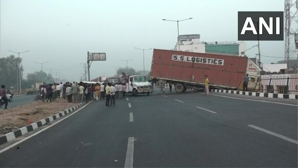 8 people killed in a collision between a truck and a car near Agra 8 people killed in a collision between a truck and a car near Agra