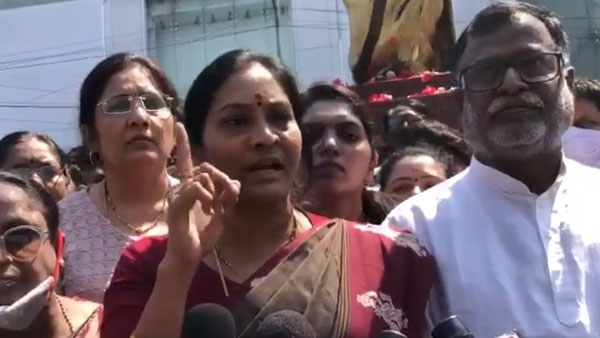 YS Sharmila Party leaders protest against YSR statue vandalised at Khammam YS Sharmila Party leaders protest against YSR statue vandalised at Khammam