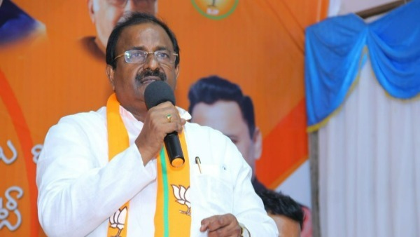 హోదా వద్దన్నది చంద్రబాబే ... దగ్గరుండి మరీ ప్యాకేజీలు తీసుకున్నారని విమర్శలు