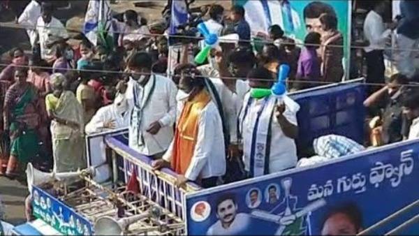 మున్సిపోల్స్లో రాజధానులపై వైసీపీ, టీడీపీ మౌనం