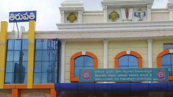 తిరుపతి ఓటర్ల కుడిచేతికి సిరా