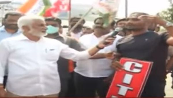 చేతిలో మైకుతో విజయసాయి...