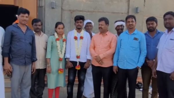 ప్రేమికులకు పాఠాలు చెప్పిన లీడర్