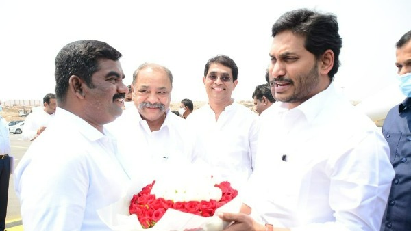 ఒకేసారి నాలుగు విమానాలు పార్కింగ్..