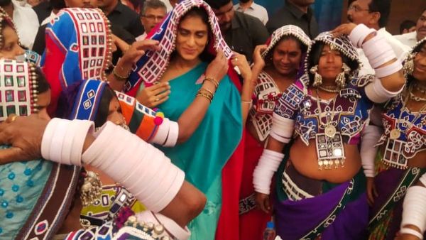 80 శాతం ప్రాజెక్టులు నాన్నగారి హయాంలోనే..