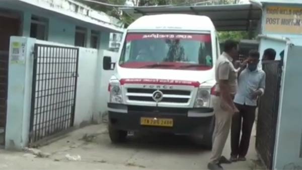 స్నేహితుడి ఇంటికి దంపతులు