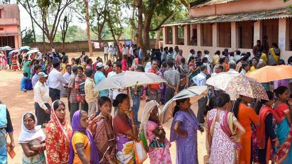 ఓటర్లను అడ్డుకున్న మూక...