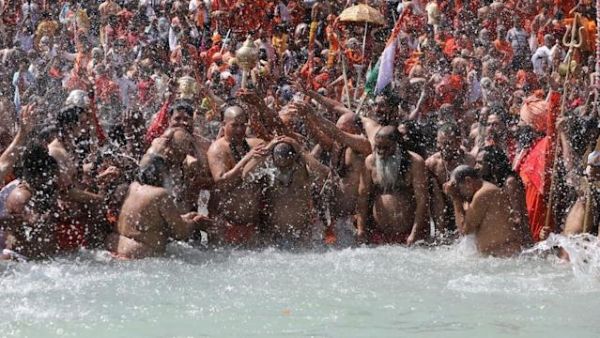లక్షలాధి మంది భక్తులు