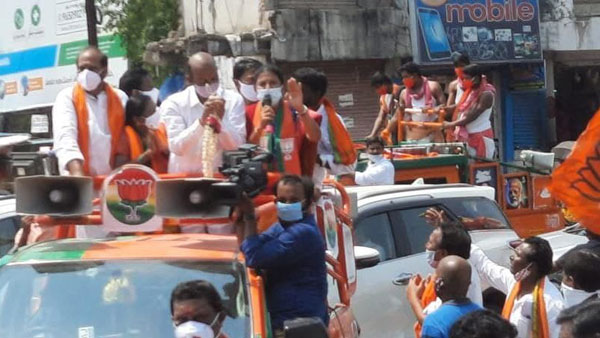 తలలు నరికే పార్టీ కావాలా ? గ్రేటర్ ఎన్నికల ప్రచారంలో బండి సంజయ్