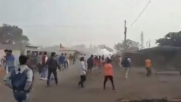 Crude bombs hurled in West Bengal ahead of sixth phase of polling, one dead Crude bombs hurled in West Bengal ahead of sixth phase of polling, one dead