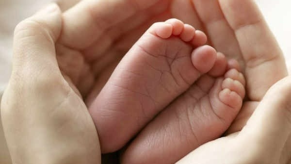 శిశువు తల పంది తల ఆకారంలో, ఒళ్లంతా పొలుసులు